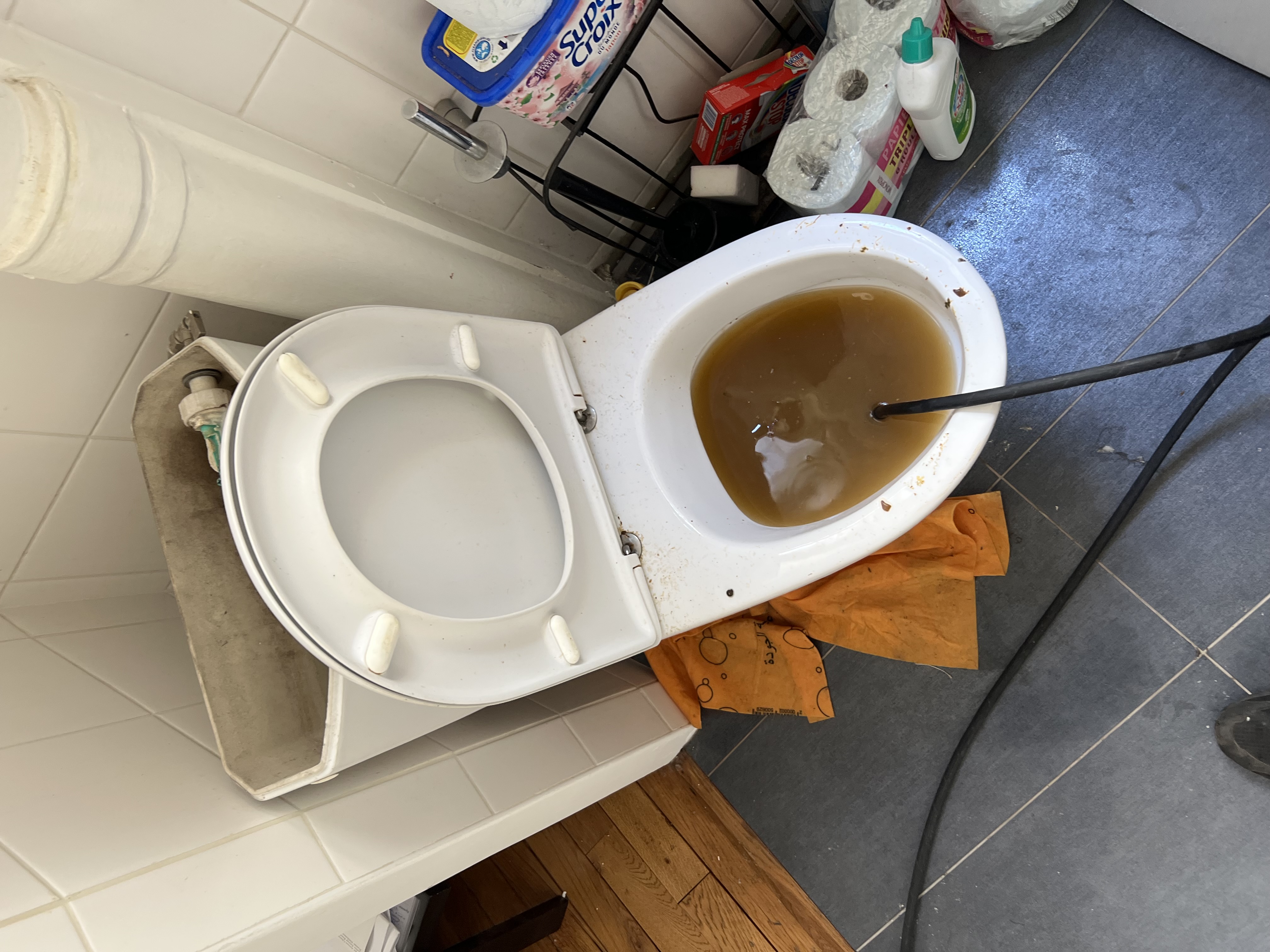 Canalisation WC bouchée avant curage haute pression Île-de-France